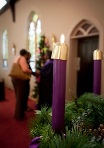 ADVENT CANDLE BURNS ON FIRST SUNDAY OF SEASON AT CHURCH IN VIRGINIA