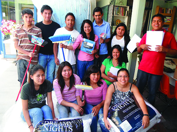 Students display much-needed household items donated by an El Puente supporter—a retired American school principal living in Queretaro in the winters—and her friends.