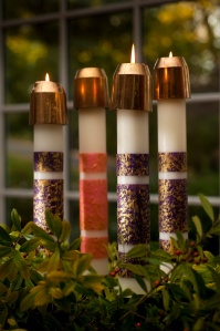 Wreath of candles celebrating Advent on display in Missouri home.